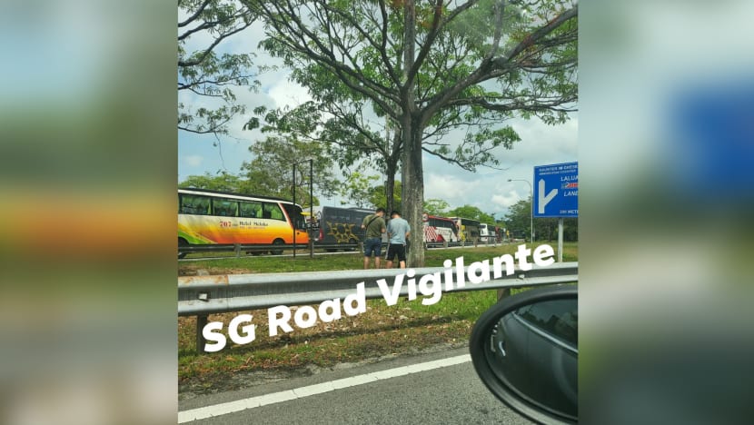 2 lelaki dicari, buang air di tepi jalan sempadan M'sia 2 lelaki dicari, buang air di tepi jalan sempadan M'sia
