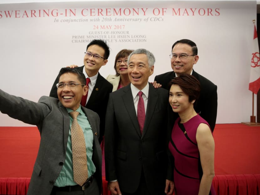 Newly sworn-in Mayors Maliki Osman, Desmond Choo, Denise Phua, Teo Ho Pin and Low Yen Ling pose for a photo with Prime Minister Lee Hsien Loong on May 24, 2017. Photo: Jason Quah/TODAY