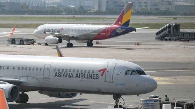 韩亚客机降落前机舱门突开启 九人呼吸困难送院