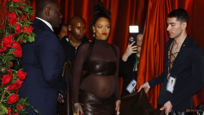 Stars flaunt shimmery, bold looks on Oscars 'champagne' red carpet Stars flaunt shimmery, bold looks on Oscars 'champagne' red carpet