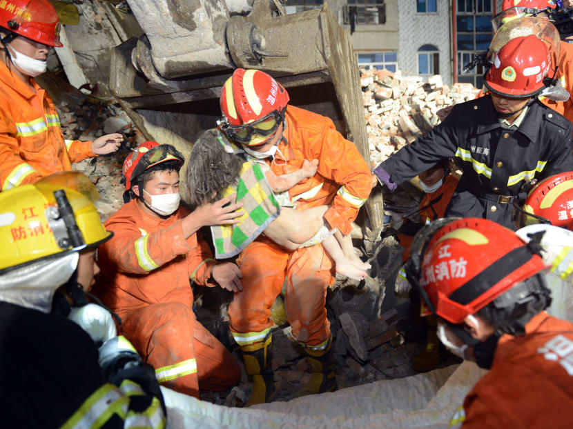 Gallery: Father’s last embrace saves girl in China building collapse