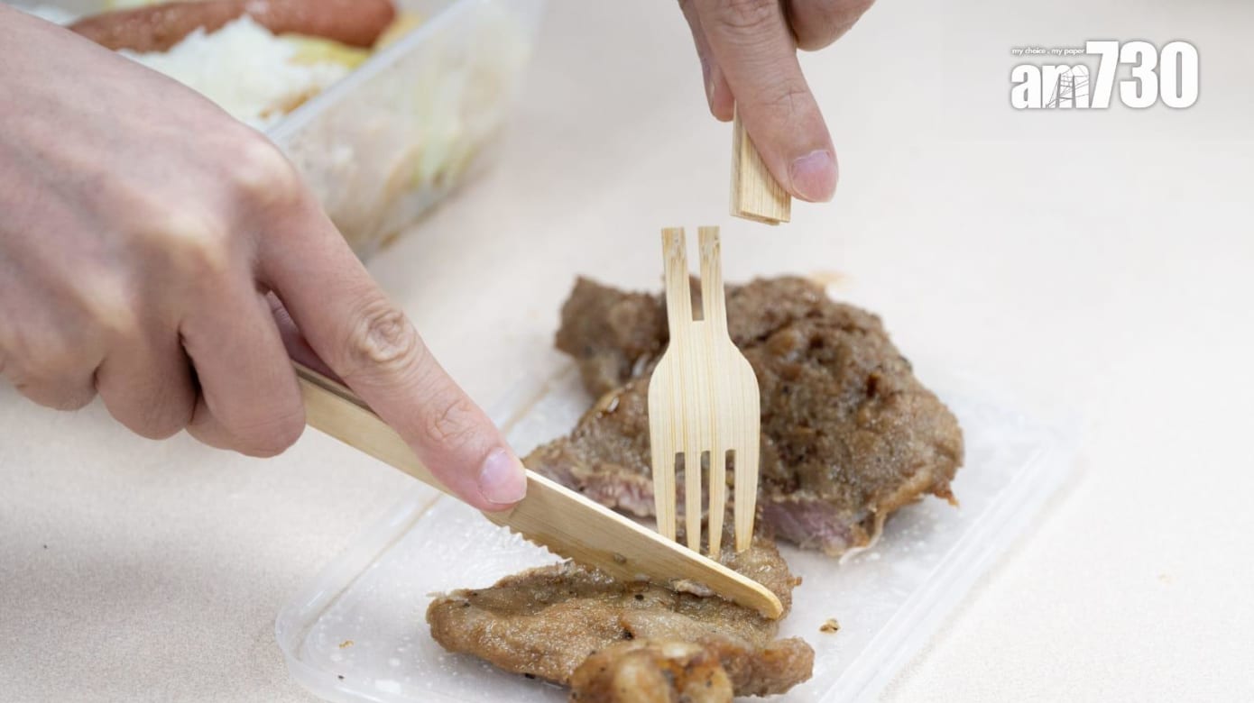 香港环保餐具商示范用竹叉切牛排 一分钟断两次