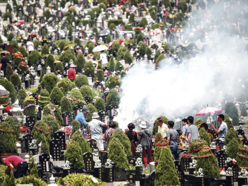 People paying their respects to their deceased relatives at a public cemetery in Quanzhou, Fujian province, on Saturday, ahead of the Qing Ming Festival. Photo: REUTERS