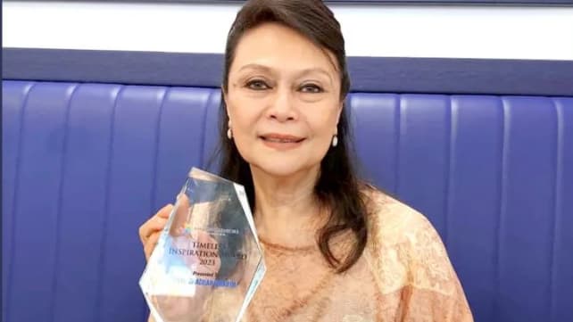Khadijah Ibrahim terima Anugerah Inspirasi Sepanjang Zaman