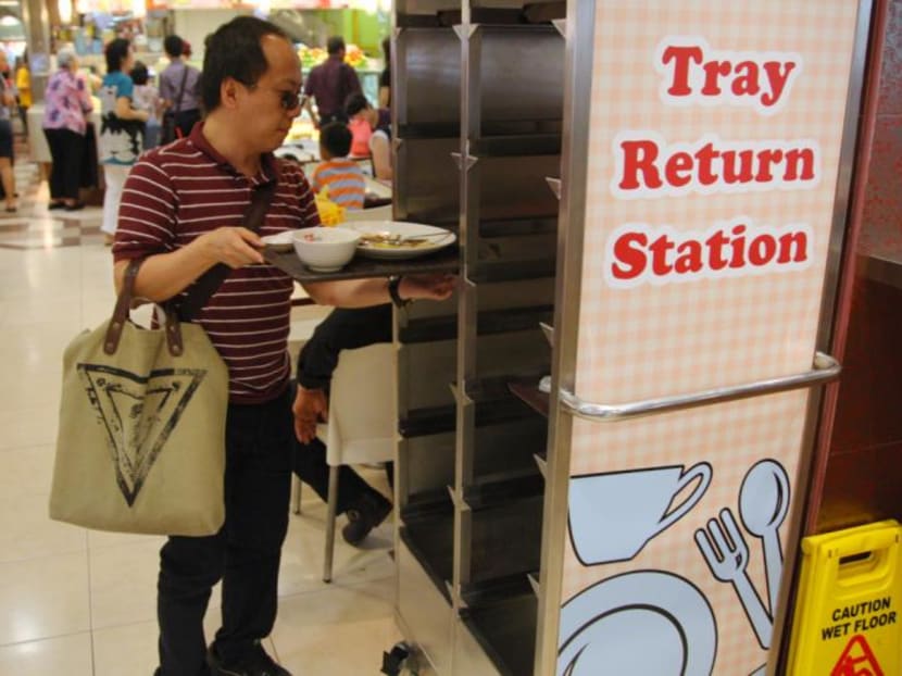A customer at Kou Fu food court in HDB hub returning his tray at a Tray Return Station. TODAY file photo