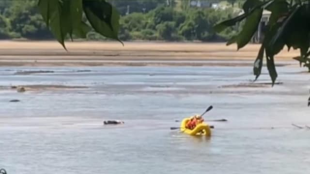 美国男子浮水面睡觉 惊动消防人员救援