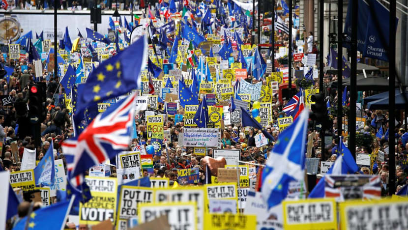 Hundreds of thousands march in London to demand new Brexit referendum Hundreds of thousands march in London to demand new Brexit referendum