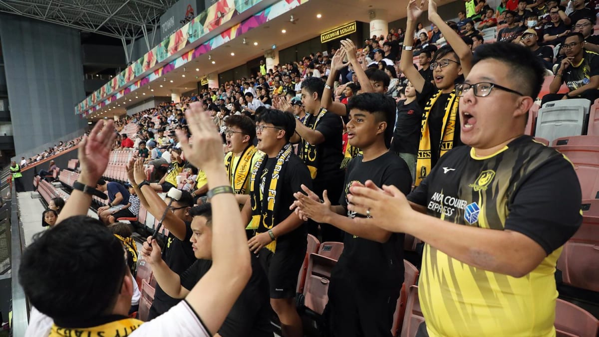 Lebih sedikit penonton yang menghadiri pertandingan liga sepak bola Singapura, tetapi para ‘penggemar super’ mudanya terus menggelindingkan bola