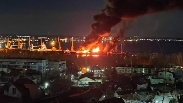 乌克兰空袭俄罗斯克里米亚港口城镇 引发大火