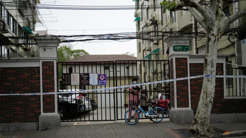 Shanghai warns COVID-19 lockdown violators will be punished as daily cases hit 25,000 Shanghai warns COVID-19 lockdown violators will be punished as daily cases hit 25,000