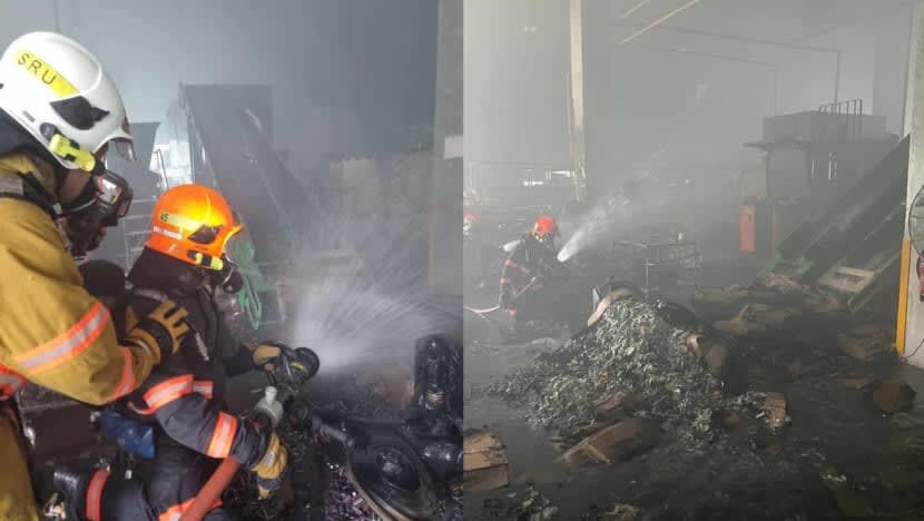 80 pegawai bomba dikerah padamkan kebakaran di bengkel kitar semula sisa Tuas
