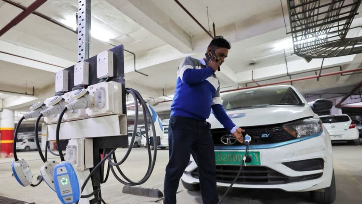 Analisis: Ekspektasi para penggemar kendaraan listrik di India bahwa permintaan bahan bakar akan meningkat lebih awal