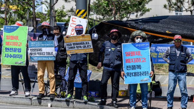 韩国卡车司机同政府达成协议 结束约一周罢工行动