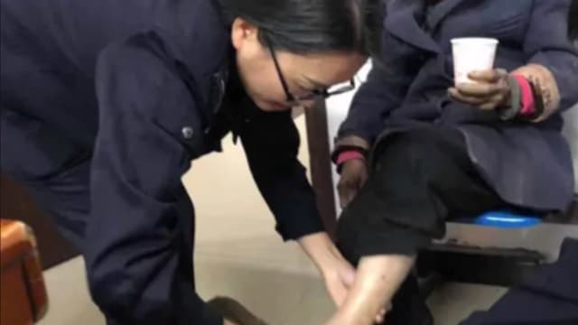 八旬老妇走失冷天睡草屯 中国警员救人背2公里