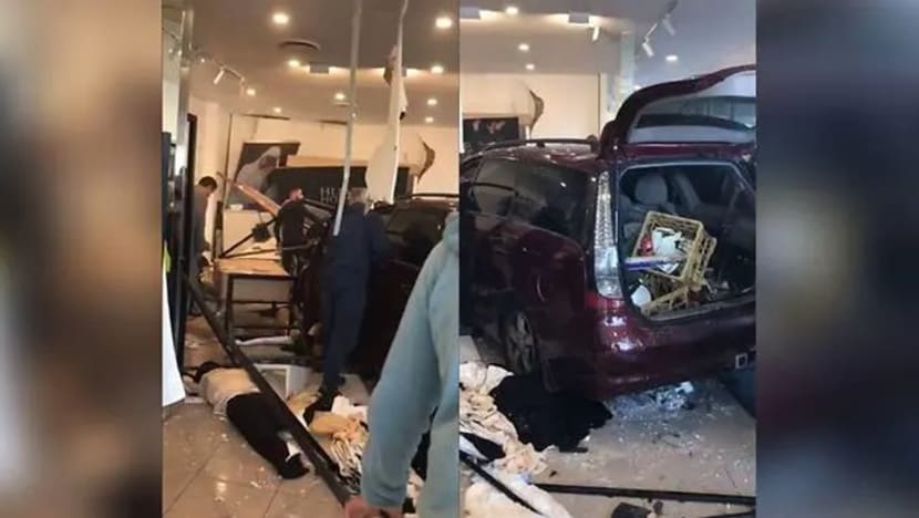 12 cedera, kereta rempuh kedai Hijab House di Sydney