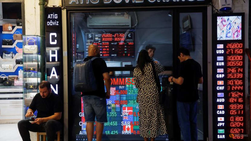 Dollar keeps tight ranges ahead of Fed, jobs data