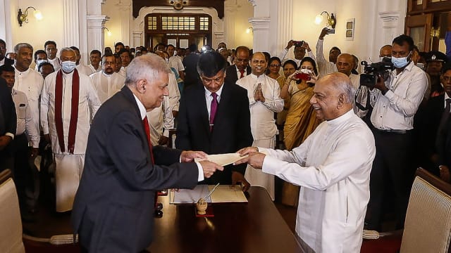 斯里兰卡资深议员古纳瓦德纳 宣誓成为新总理