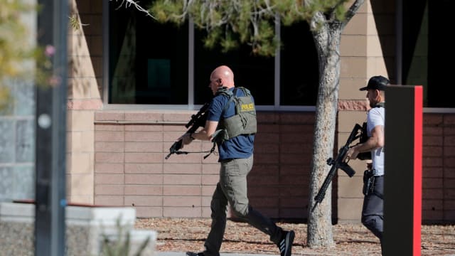 美国拉斯维加斯校园枪击案 枪手在内四人死亡 一人重伤
