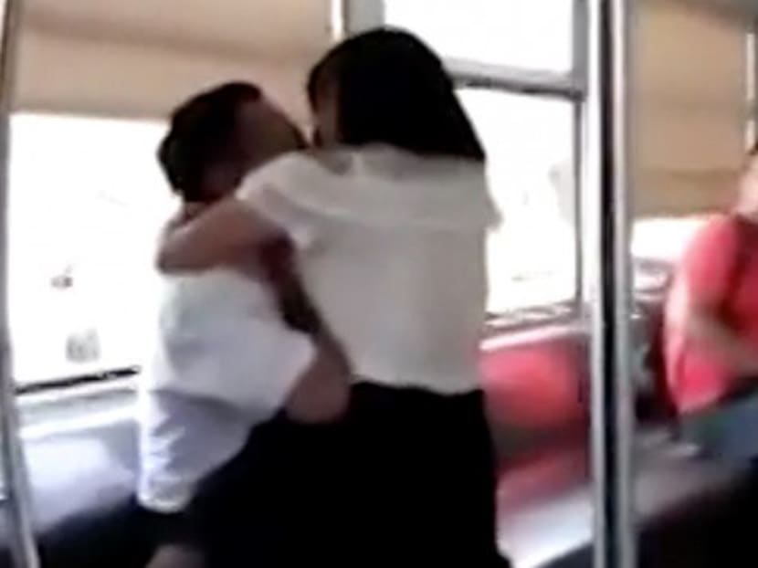The woman in Chongqing started biting a fellow passenger.
