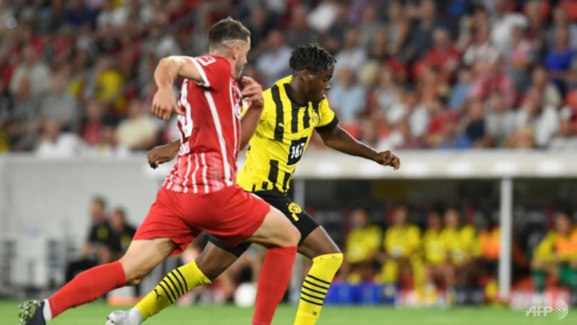 English teen Bynoe-Gittens propels Dortmund to 3-1 comeback win over Freiburg English teen Bynoe-Gittens propels Dortmund to 3-1 comeback win over Freiburg