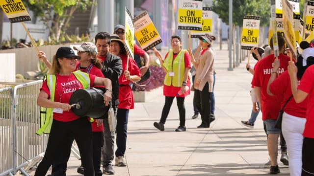 住房开销高 美国洛杉矶酒店员工罢工要求加薪