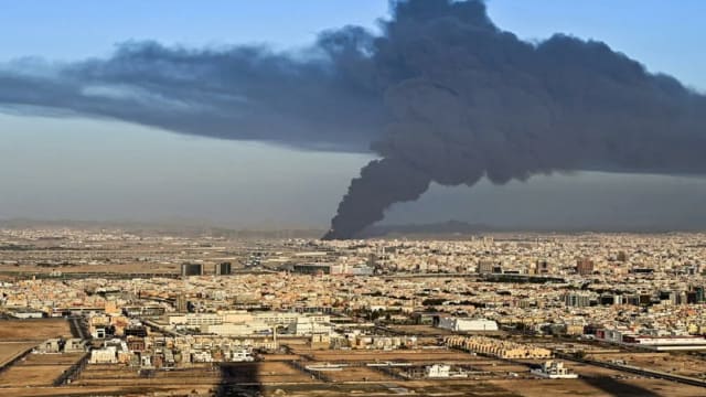 沙特吉达一石油设施遭袭击 引发大火但无人伤亡