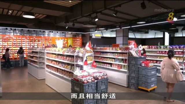 泰国曼谷开快熟面零售店 逾70种口味供人选择