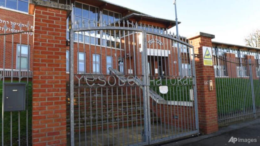 UK police break up COVID-19 lockdown-flouting wedding with 400 guests UK police break up COVID-19 lockdown-flouting wedding with 400 guests