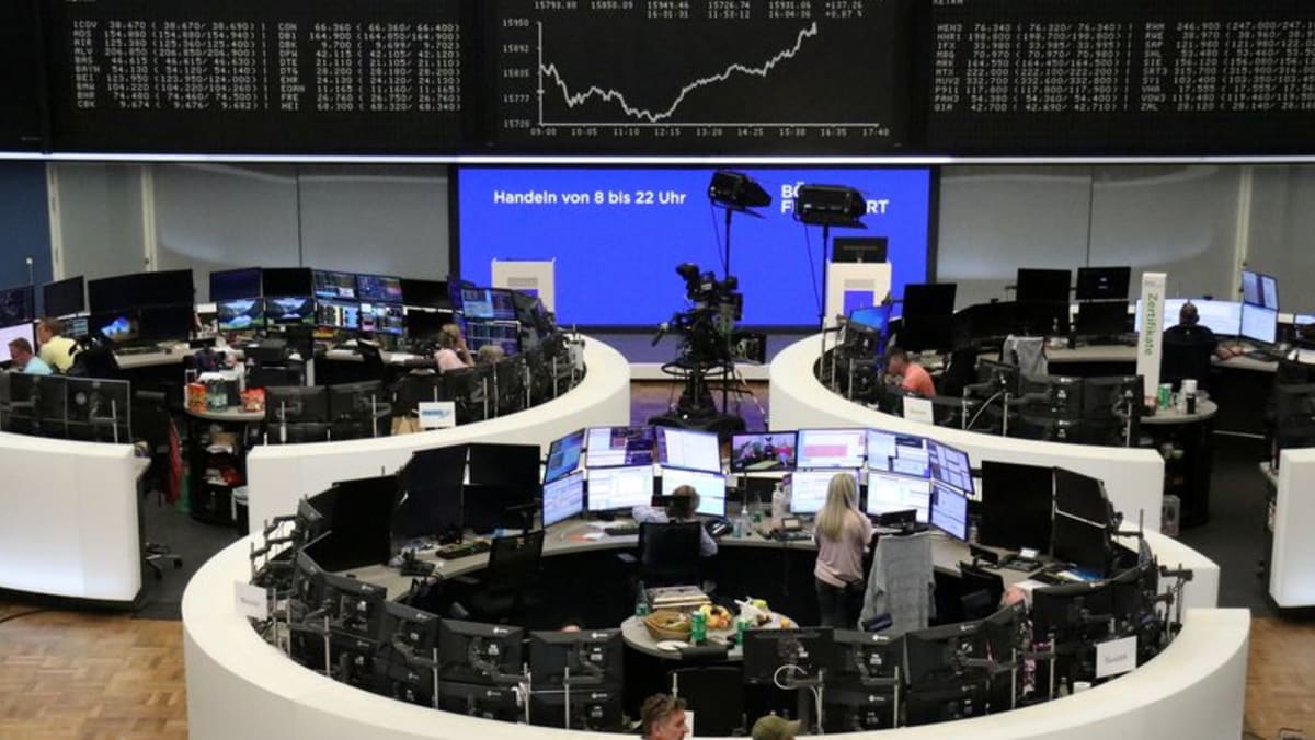 Saham-saham Eropa tergelincir, tetapi kesepakatan plafon utang meningkatkan kontrak berjangka AS