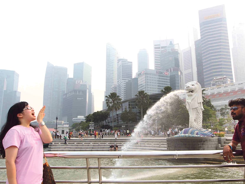 The haze in Singapore as seen from Merlion Park  at 4pm on 6 Oct 2014. Photo by Ooi Boon Keong
