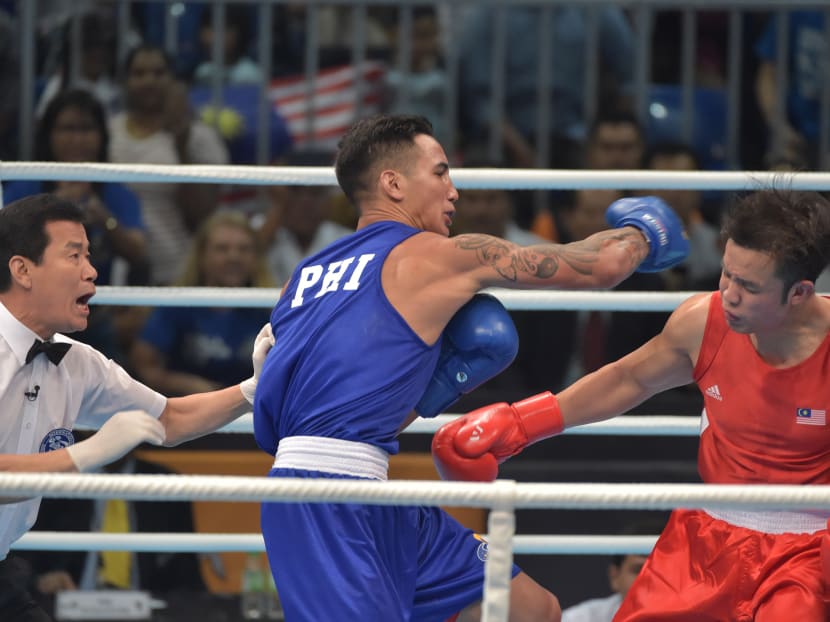 Marvin John Nobel Tupas (blue) of the Philippines fights against Adli Hafidz binti Mohamad Fauzi (red) during the boxing light heavy (81 kg) final of the 29th Southeast Asian Games (SEA Games) in Kuala Lumpur on August 24, 2017. Photo: AFP