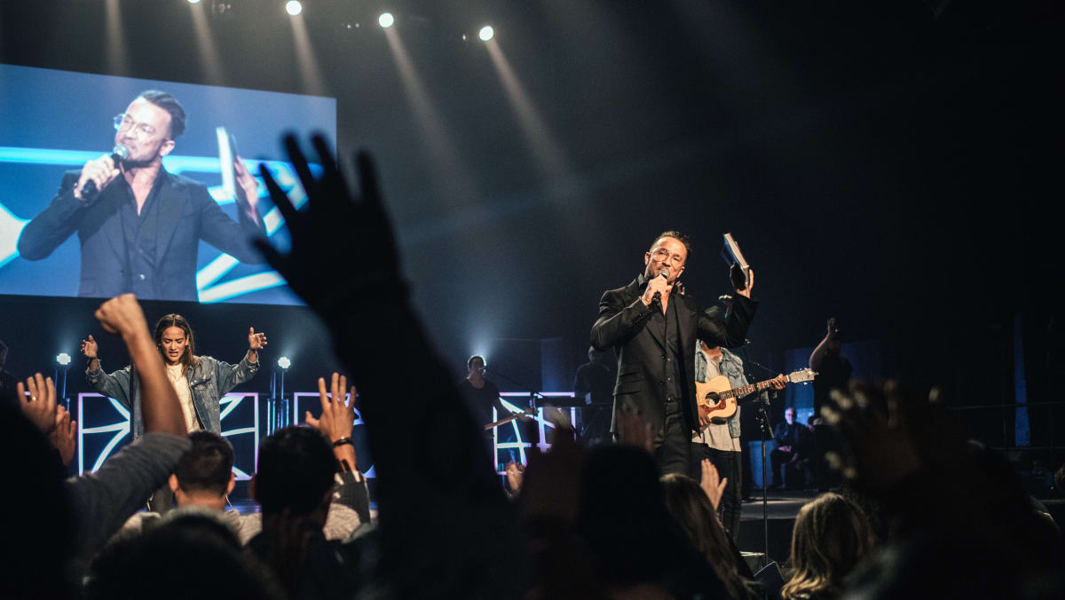 Pastor to celebrities is fired from Hillsong Church - TODAY