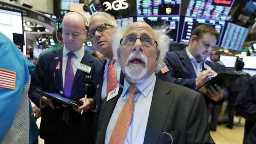 Banks, oil companies lift US stocks Banks, oil companies lift US stocks