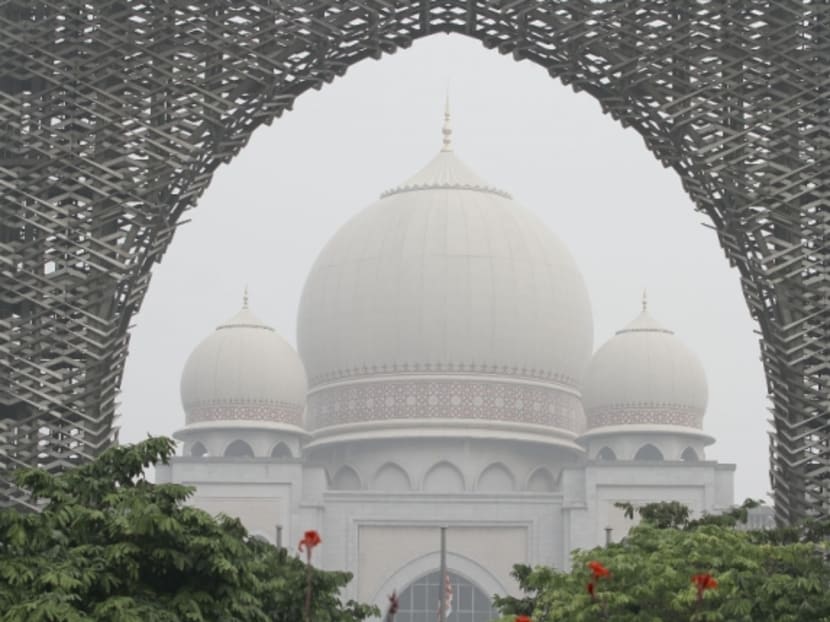 The Palace of Justice shrouded in haze in Putrajaya, Kuala Lumpur, on Sept 29, 2015. Photo: Malay Mail Online