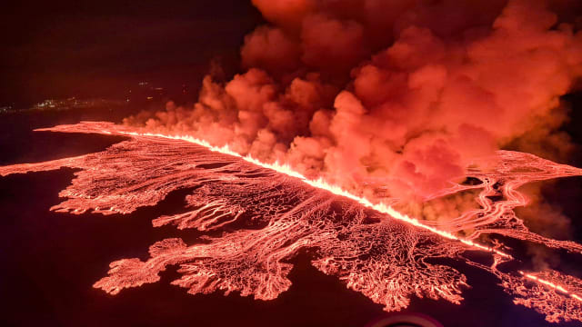 冰岛雷克雅内斯半岛发生火山喷发