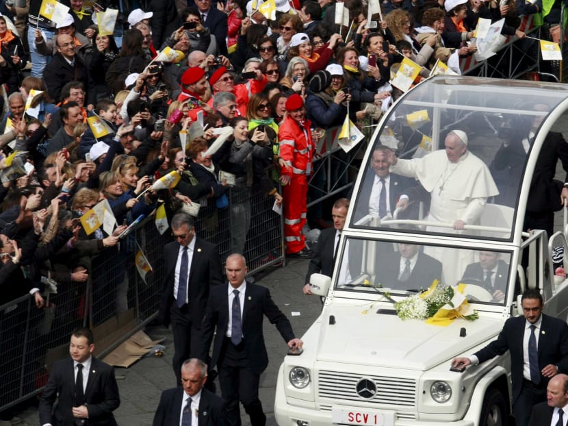Pope Francis waves as he arrives to celebrate a mass in Plebiscito square during his pastoral visit in Naples March 21, 2015. Photo: Reuters