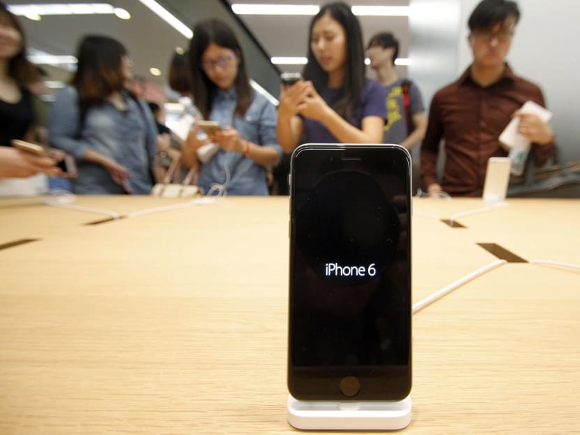 Customers visiting a new Apple store in Nanjing, eastern China's Jiangsu province on Sept 19, 2015. Several Chinese iPhone users have claimed that their handsets caught fire or exploded, according to a Shanghai consumer watchdog which called on tech giant Apple to address the complaints. Photo: AFP