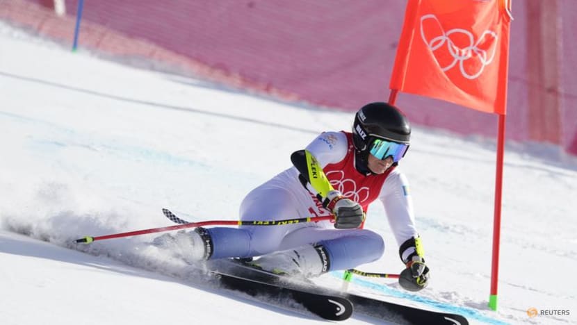 Alpine skiing-Shiffrin crashes out of giant slalom