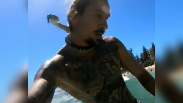 带宠物蛇一起冲浪 澳洲男子被罚款逾2000元