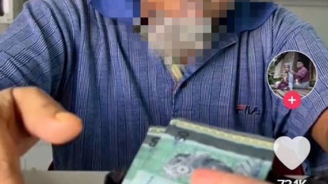 马国老翁欲卖手机换钱买米 网民纷纷表示想要救助