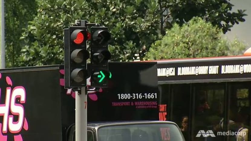 Kebanyakan simpang trafik akan ada lampu isyarat merah-kuning-hijau untuk belok kanan jelang 2023
