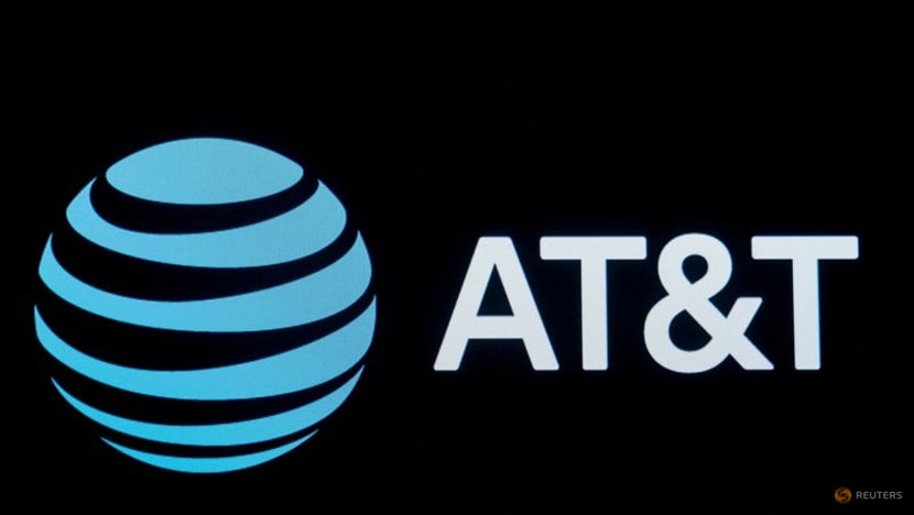 AT&T leads bidders in $22.5 billion US spectrum auction