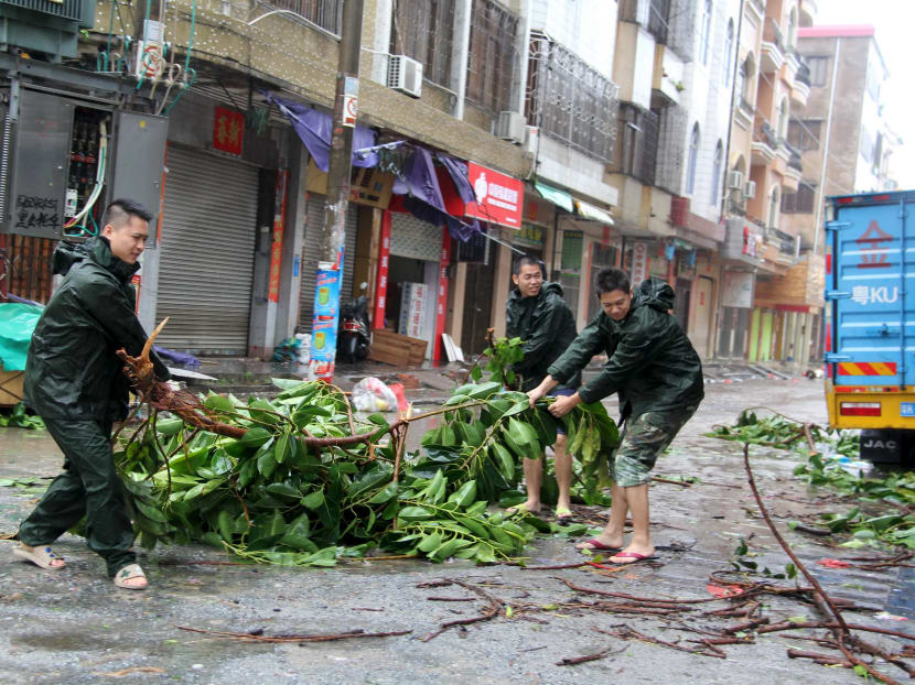 Typhoon roars into south China, killing 9