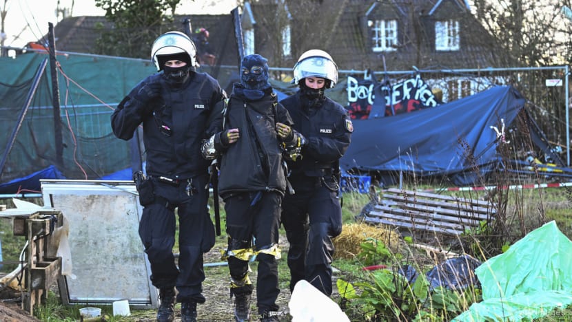 German anti-coal protesters accuse police of violence German anti-coal protesters accuse police of violence