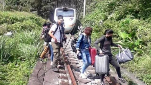 台湾花莲发生火车脱轨事故 至少四人死多人伤
