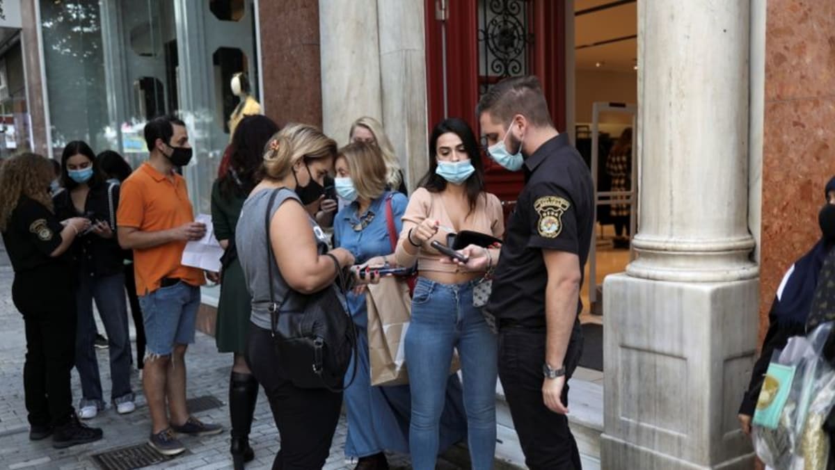 Tidak divaksinasi di Yunani menghadapi pembatasan baru ketika kasus COVID-19 melonjak