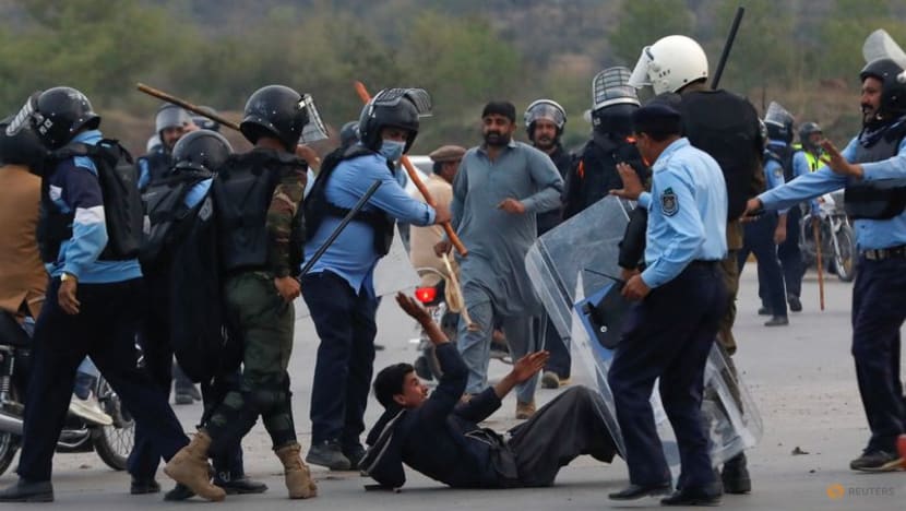 Pakistan police arrest dozens of supporters of former PM Imran Khan Pakistan police arrest dozens of supporters of former PM Imran Khan