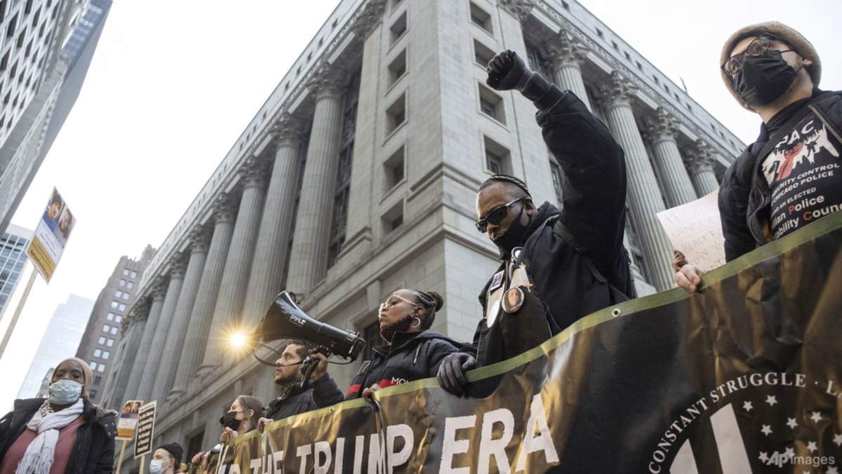 Ratusan memprotes pembebasan Rittenhouse di seluruh AS