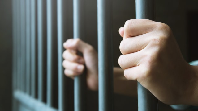 阿叔化身青年多次性侵12岁小女生 恋童癖惯犯被判坐牢19年打鞭18下