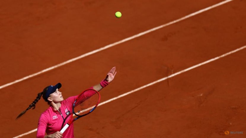 Title contender Rybakina marches past teenager Noskova into third round